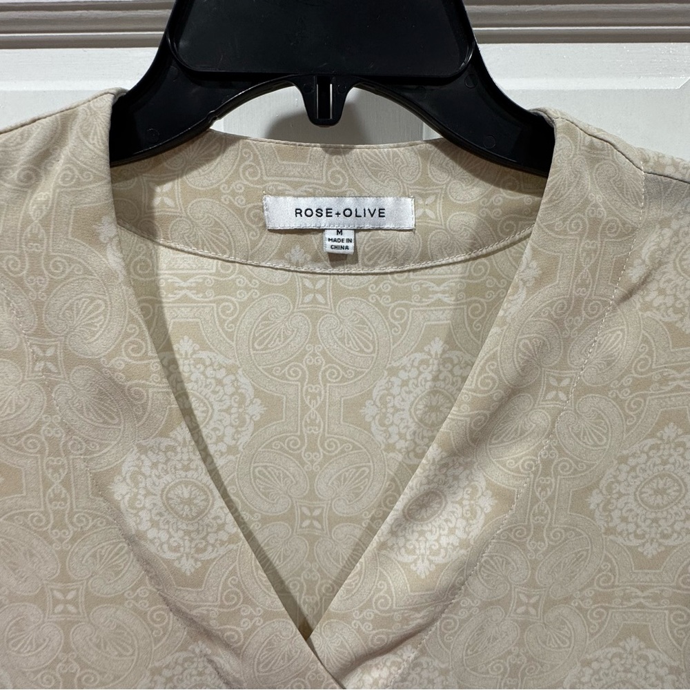Rose + Olive Beige Printed Blouse – Long Sleeve V-Neck – Size M - Picture 2 of 6